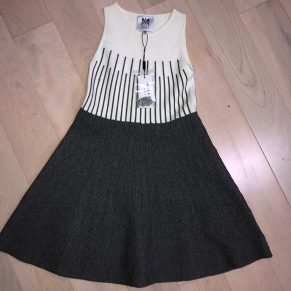 Robe Milly Violette Sans Manches, Taille S, Coupe Fit & Flare Avec Ceinture Basse Et Plissés